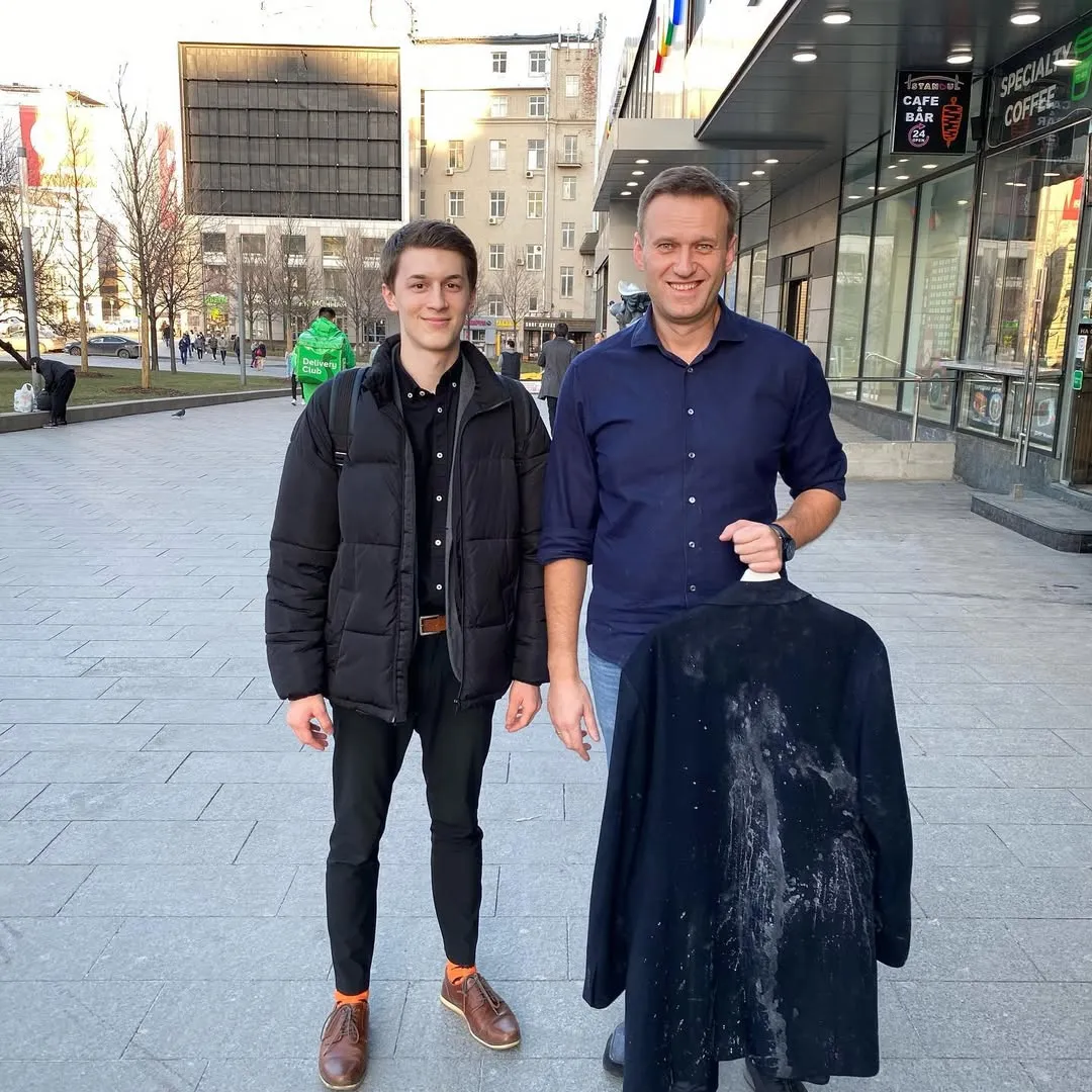 Шёл на эфир «Эха Москвы» к Егору Жукову. У входа ждут три дегенерата. Облили…