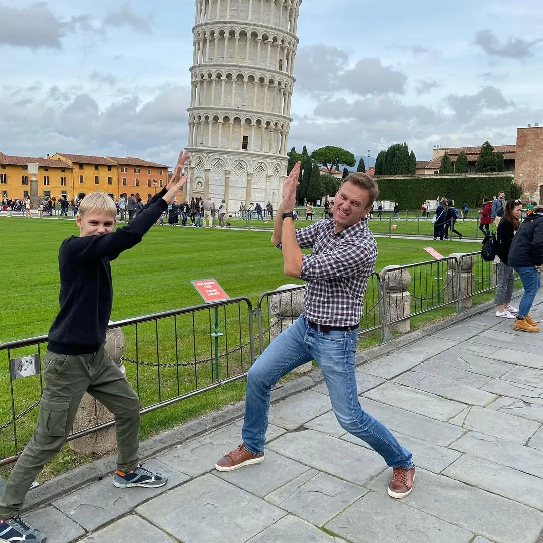 The ten most successful attempts to capture the classic “I’m pushing…” photo
