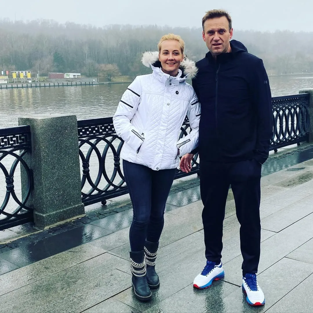 Спорт по субботам. Алексей: пробежал свои 5 км. Юлия: погуляла по набережной,…