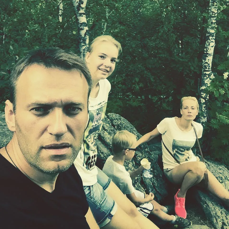 Сегодня с утра в голове играет песня со словами «моя двадцатая осень сводит…