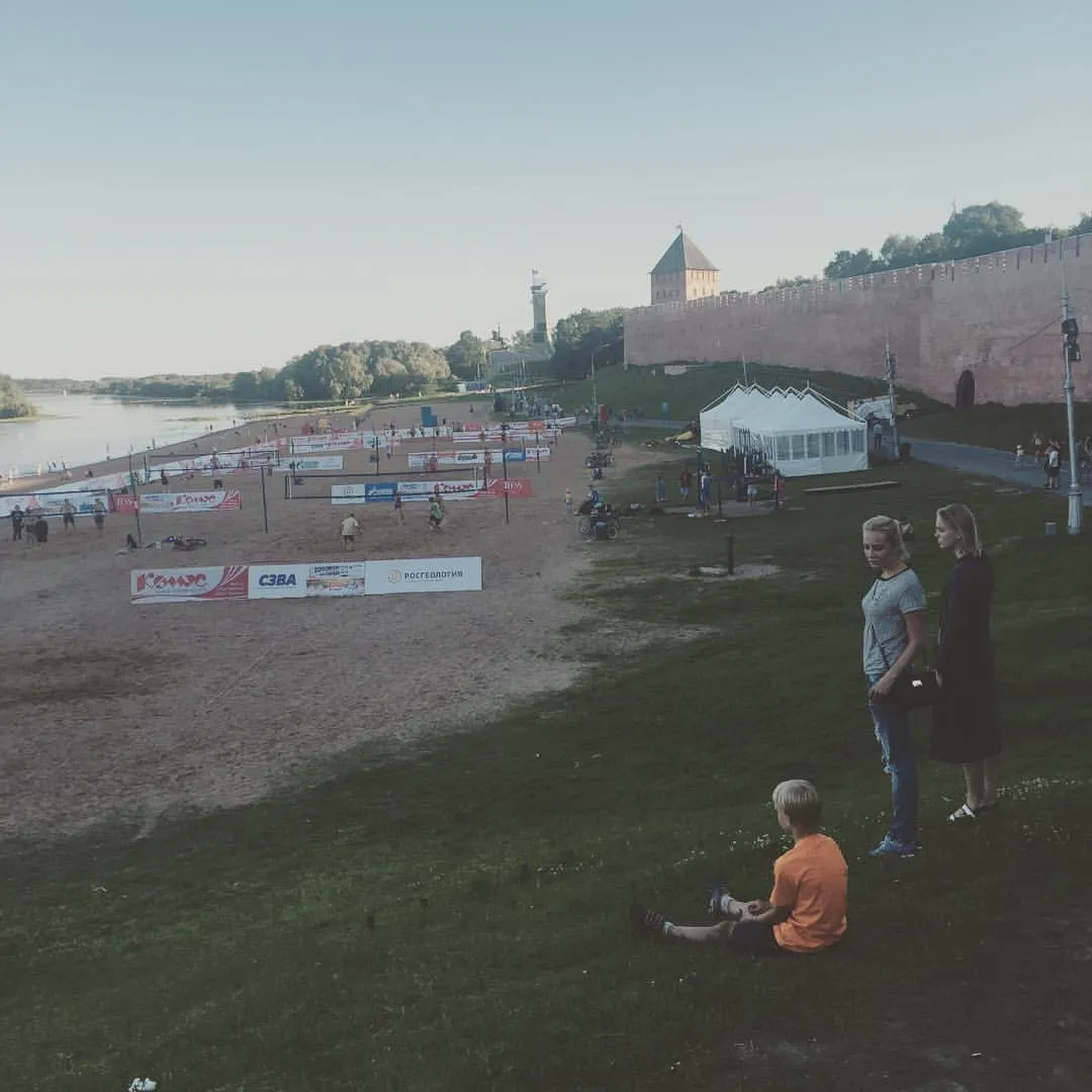 I’ve never seen anything like this before, and it’s incredibly cool: beach volleyball with the Kremlin wall in the background…