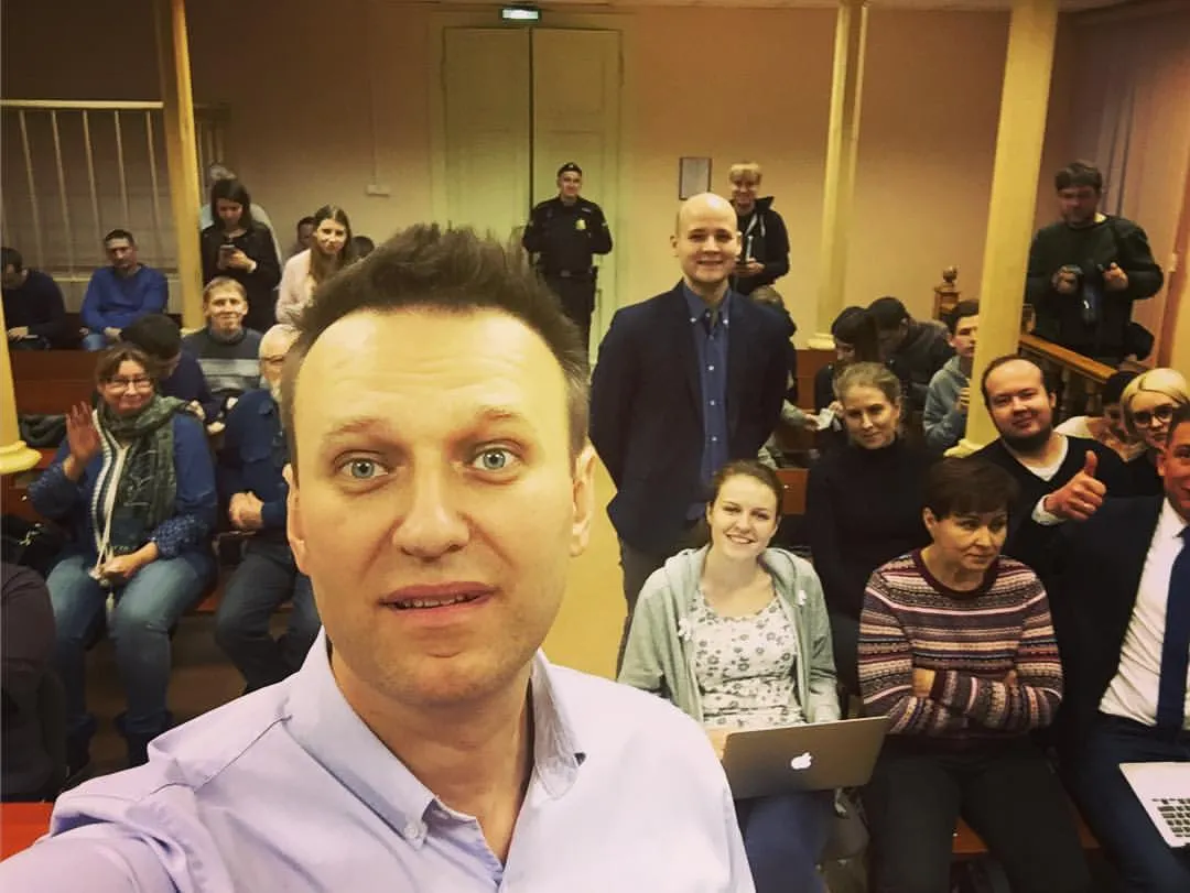 Селфи за секунду до "дачи показания обвиняемым". Судья участвовать отказался.…