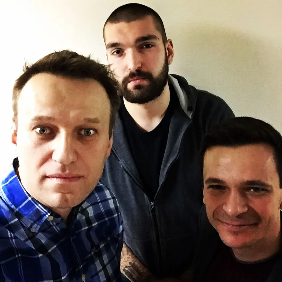 Стильный бородач высокого роста - это Степа Зимин, отсидевший по…