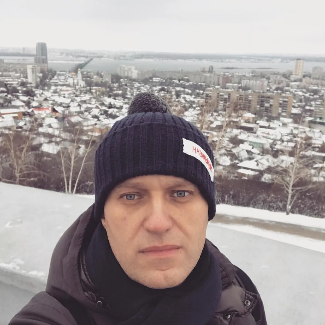 Привет, это Навальный. Я в Саратове и у меня есть шапка. Встречаемся в 18 часов…