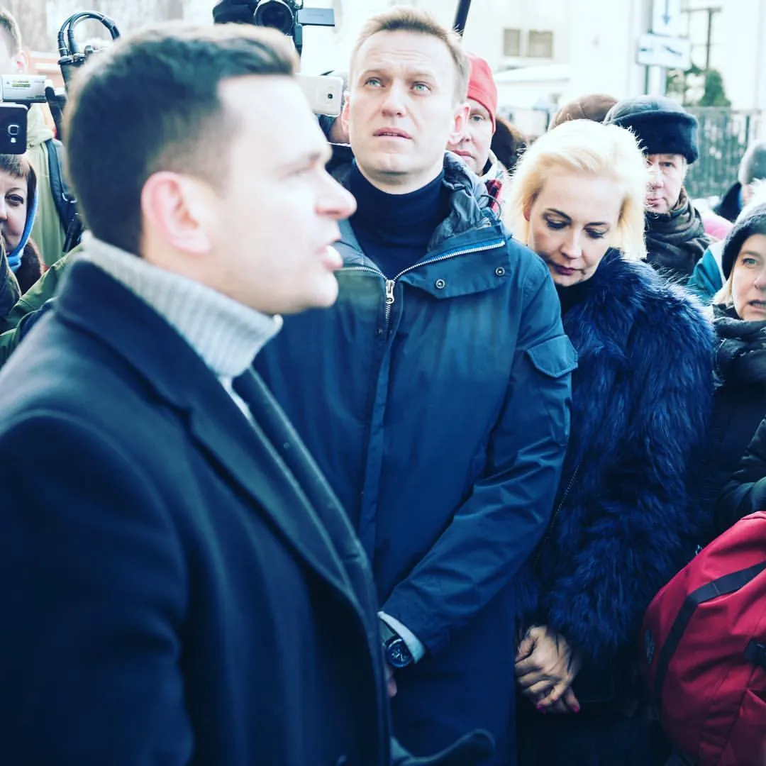 На открытии мемориальной таблички на доме Бориса Немцова.
