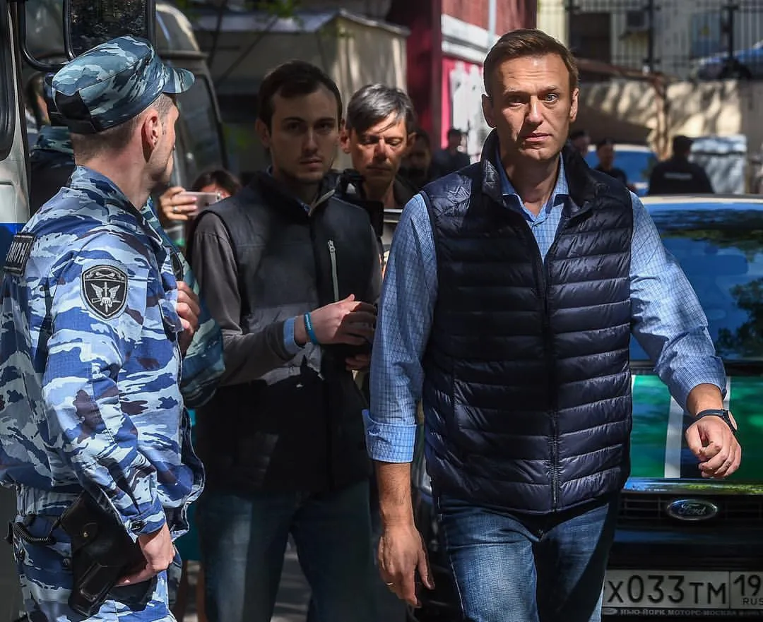 Это я сегодня в суд иду. Выходил с более веселым лицом: судье ещё не поступило…
