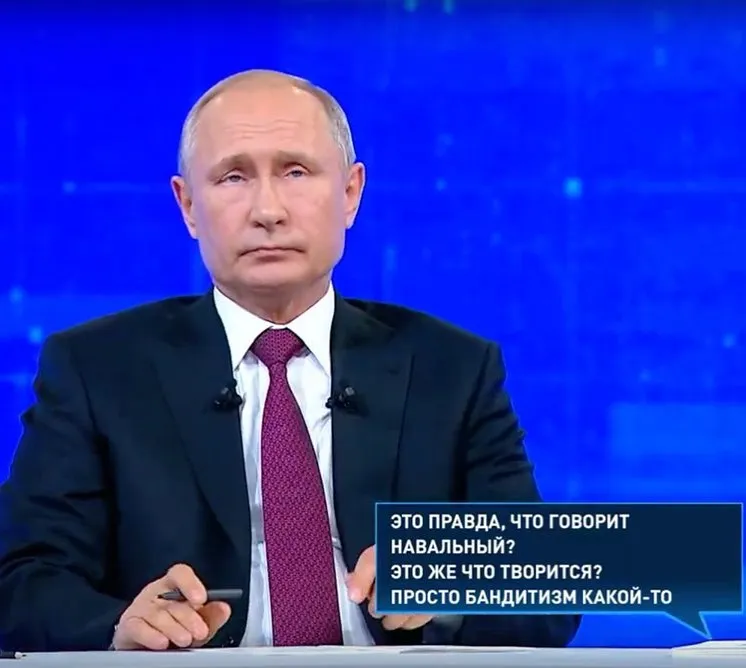 Смотрю "прямую линию с президентом России". По экрану бегут вопросы, которые…