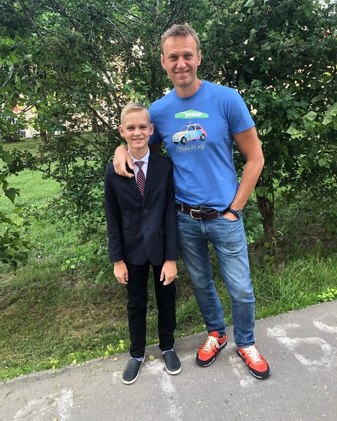 Одно дитё пошло на ЕГЭ (удачи всем, кто сдаёт сегодня).