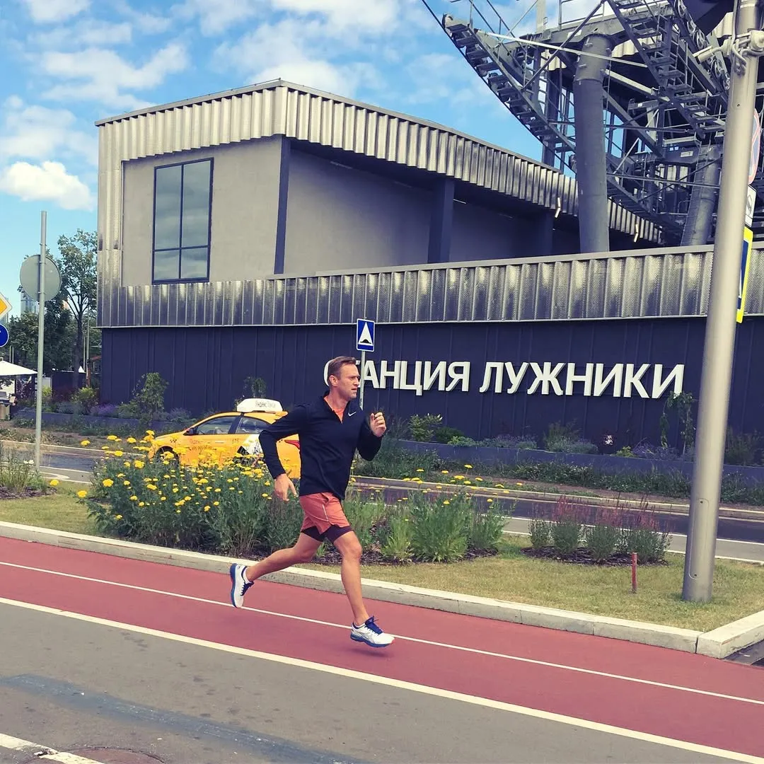 У нас на раёне можно бегать только рядом с потоком машин. Не очень-то кайфово.…