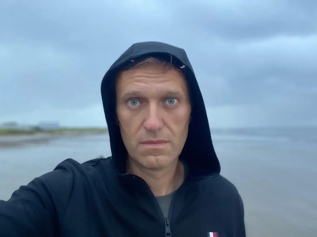 Отгадайте какое море за моей спиной. (Я решительно намерен в нем искупаться).