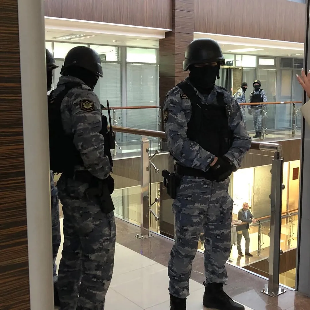 Посмотрите на этих дармоедов - вы платите им зарплату. За ваш счет у них…