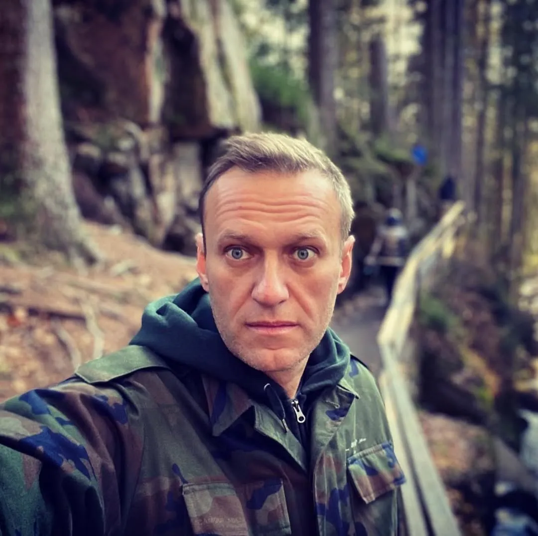 На фото - беглый преступник. Потому и в камуфляже. Сегодня мой адвокат…