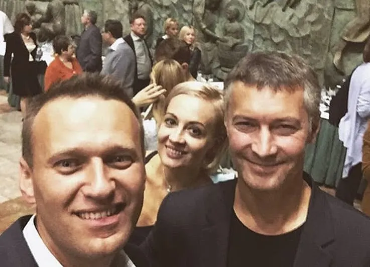 Однажды мы с Юлей и одним нашим другом шли ночью по городу. Уж не помню, где мы…