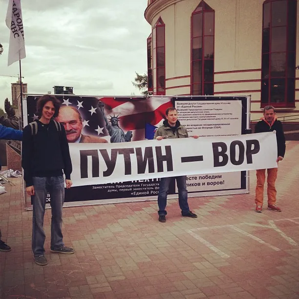 Наш традиционный агиткуб сегодня выглядит так, с Пехтиным. Еще Максим Кац…