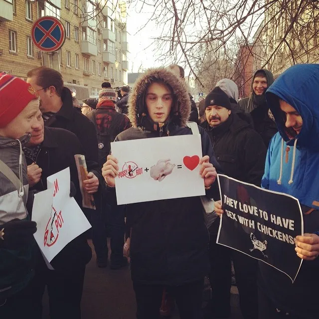 У замоскворецкого суда 'титушки володина' устраивают провокации. Выглядит не…