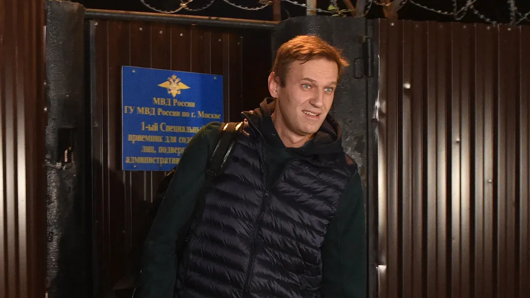 Алексей Навальный выходит из спецприёмника после ареста